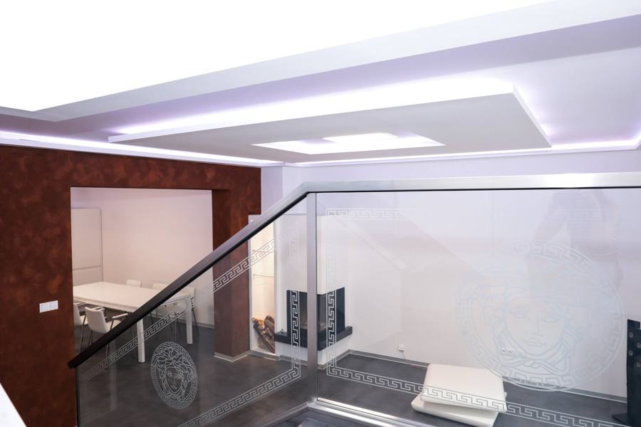 Galerie se skleněným zábradlím, pod ní průhled dolů